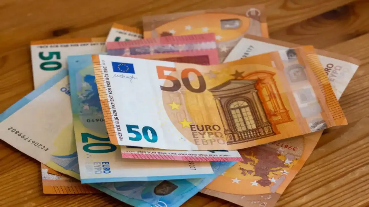 تقلبات جديدة في سعر صرف اليورو مقابل الدينار بالسوق السوداء في الجزائر اليوم الأحد
